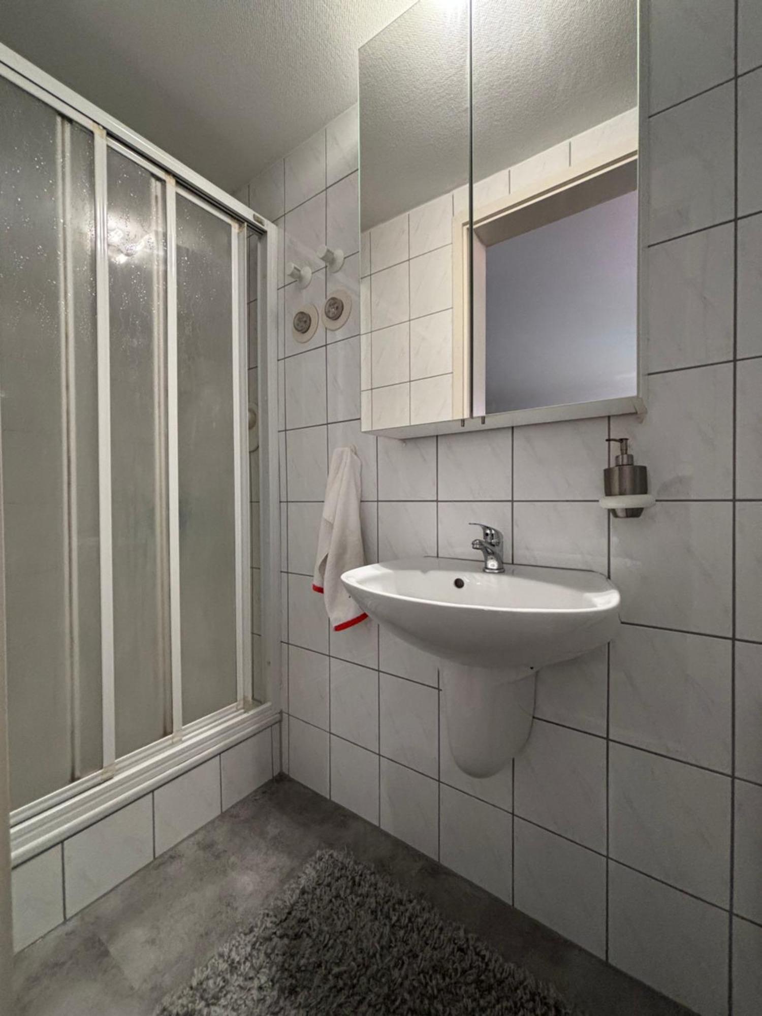 Doppelzimmer In Stuttgart-birkach - Naehe Musicals Im Si-zentrum, Messe, Flughafen, Uni Hohenheim Appartement *